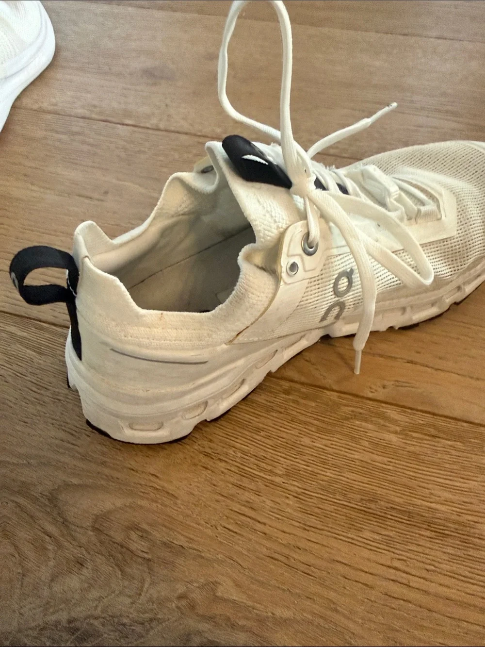 On Running Men's White Athletic Running Shoe with Black Heel Tab size 7.
